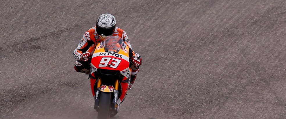 Marc Márquez rodando en pista con casco blanco