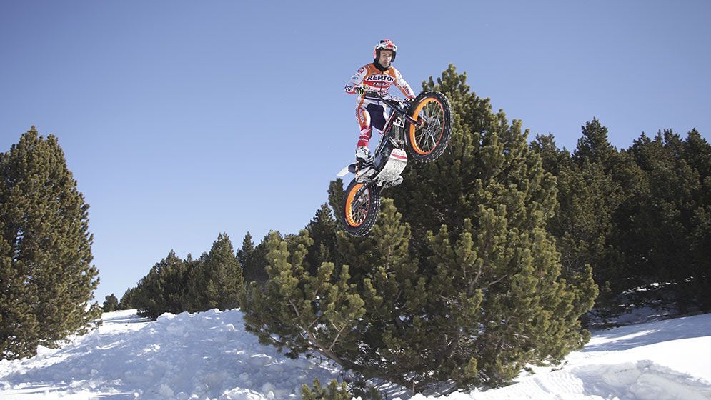 Toni Bou saltando sobre la nieve con la moto