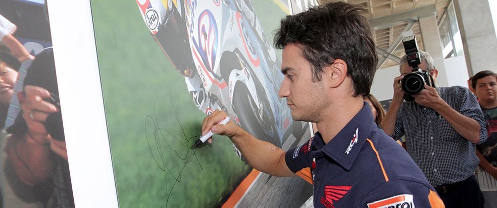 Dani Pedrosa firmando su cuadro