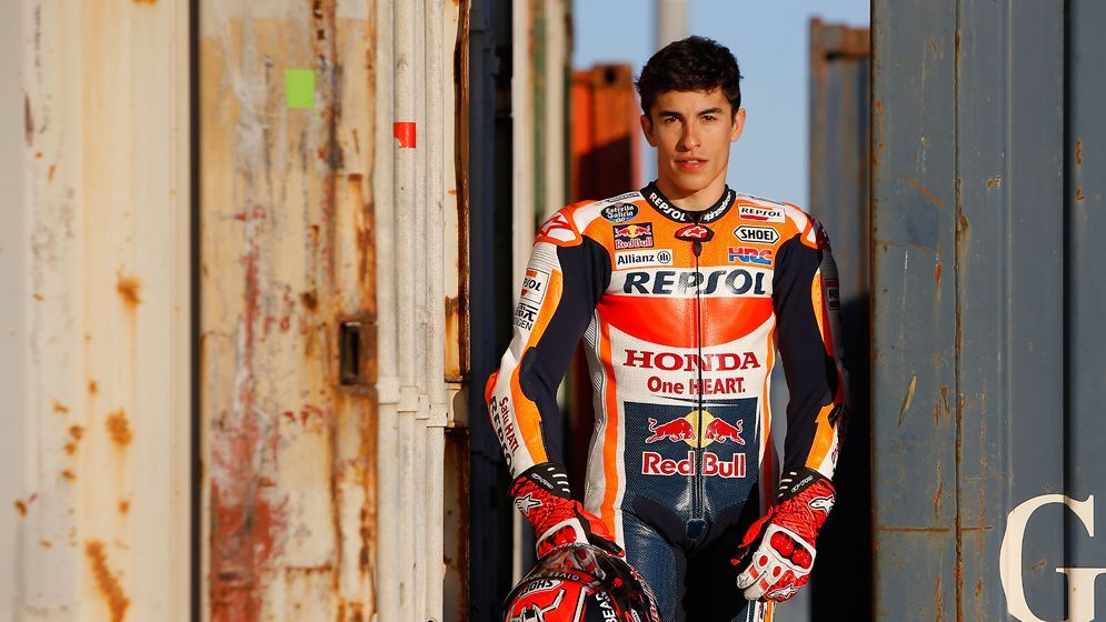 Marc Marquez posando en traje de competición