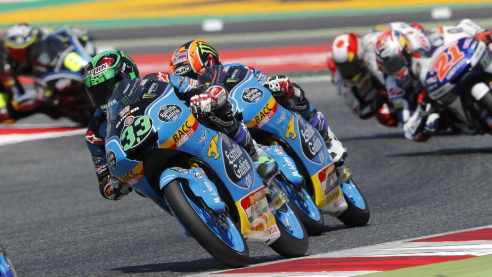 Pilotos de Moto3 en acción