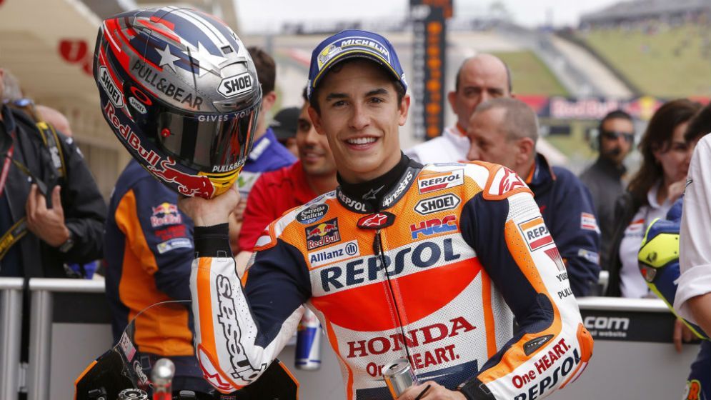 Márquez en saluda con el casco en la mano