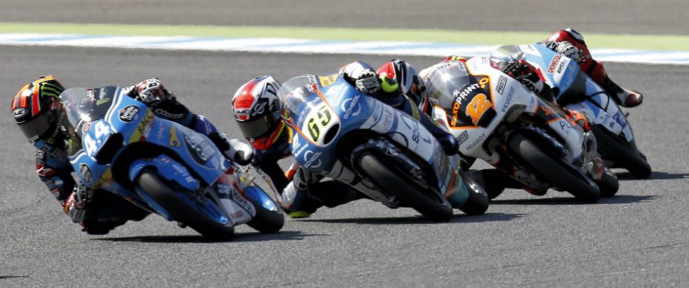 Arón Canet rodando con otros pilotos en Moto3