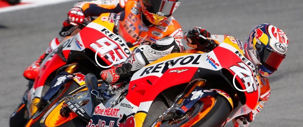 Detalle de las cámaras delanteras de las motos de Dani Pedrosa y Marc Márquez en acción