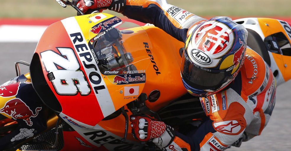 Dani Pedrosa tumbando la moto en Misano 2016