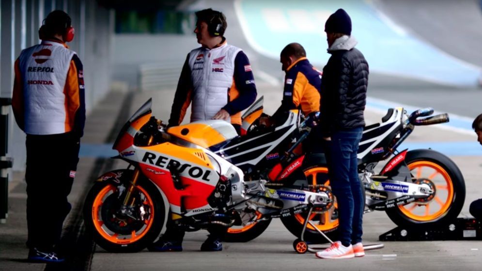 Mecánicos del equipo Repsol Honda junto a dos RC213V