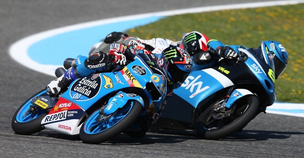 Jorge Navarro tomando una curva con otros pilotos