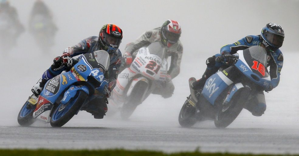 Arón Canet pilotando bajo la lluvia con otros pilotos