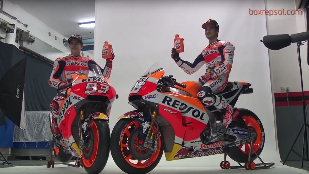 Marc Márquez y Dani Pedrosa posando para el rodaje