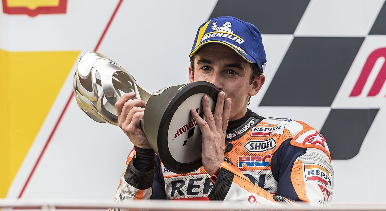 Marc Márquez besando un trofeo en el podio