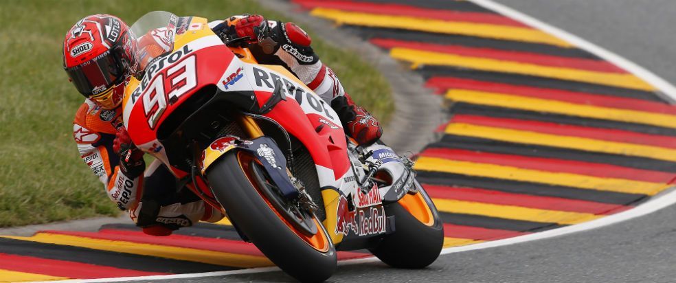 Marc Márquez tumbando en una curva de Sachsenring