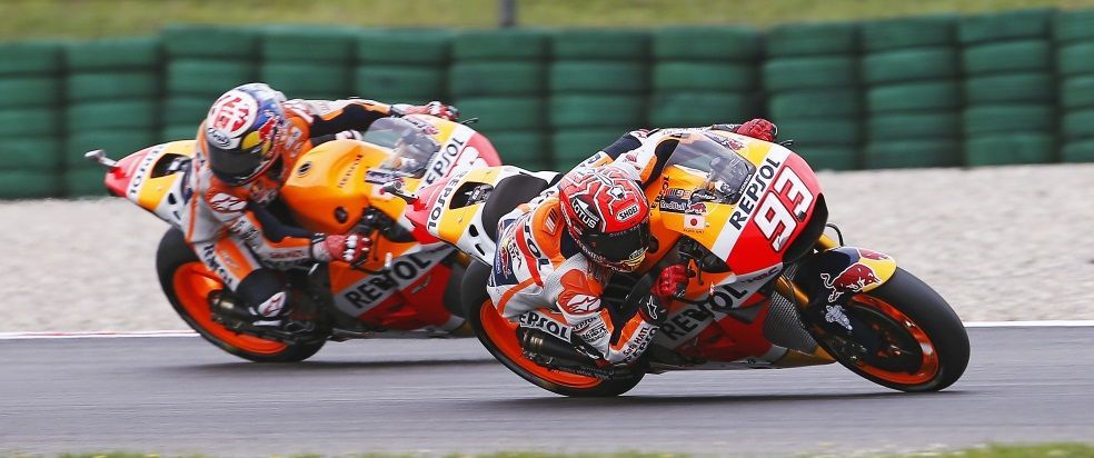 Marc Márquez y Dani Pedrosa tomando una curva juntos