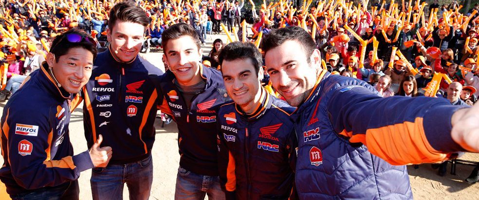 Marc Márquez, Dani Pedrosa, Toni Bou, Takahisa Fujinami y Jaime Busto haciendo un selfie con alumnos en San Andreu de la barca en Tarragona