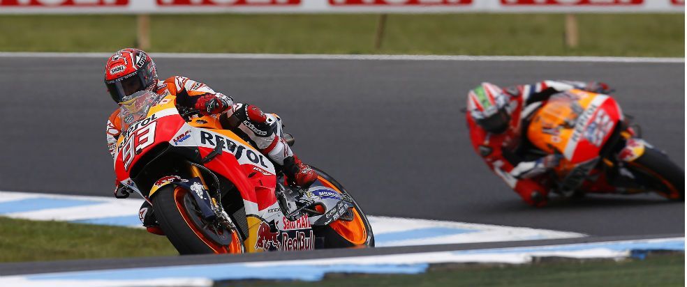 Marc Márquez rueda junto a Nicky Hayden sobre las Honda oficiales