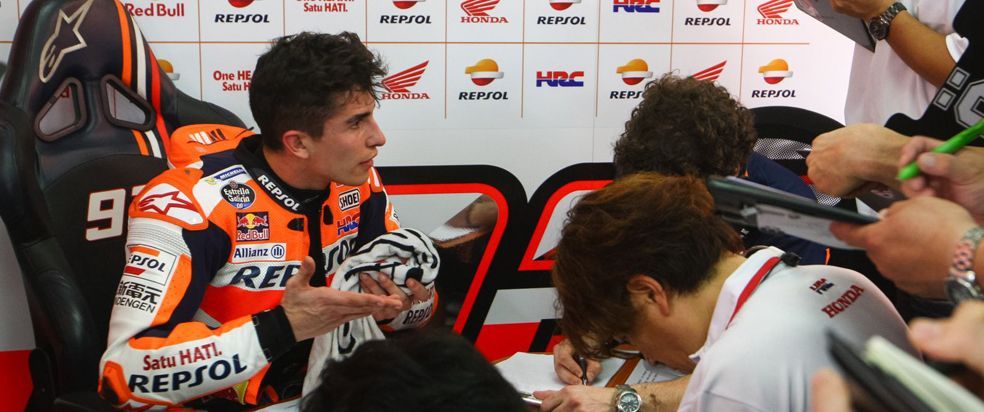 Marc Márquez sentado en el box con una toalla en la mano