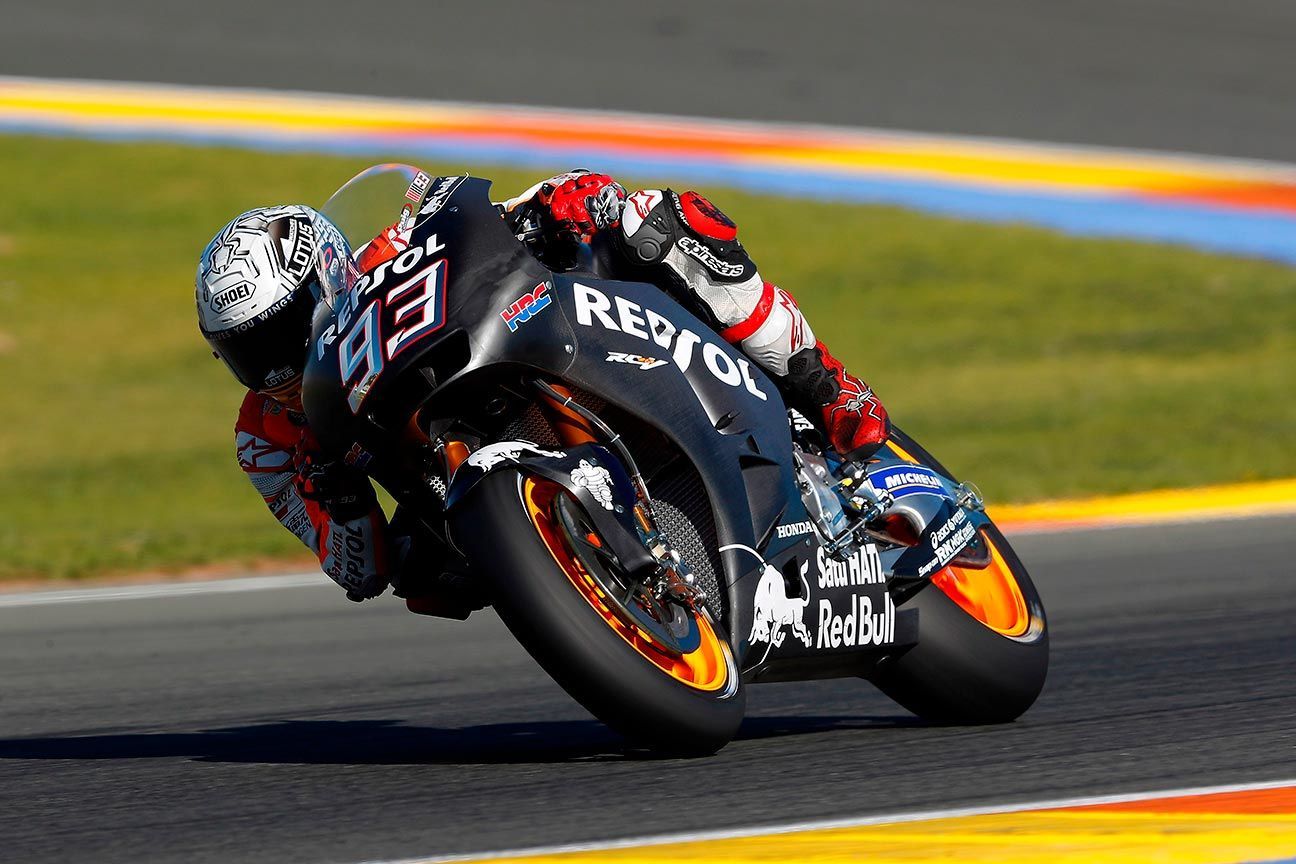 Marc Márquez pilotando la moto de test en el circuito de Valencia