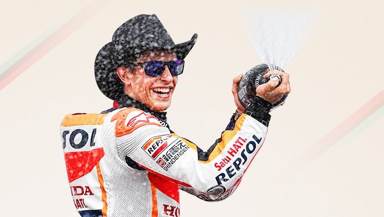 Marc márquez lanzando champán con sombrero de Cowboy