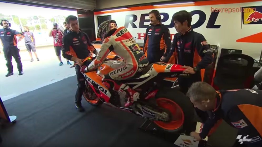 Marc Márquez dentro del box sobre la moto