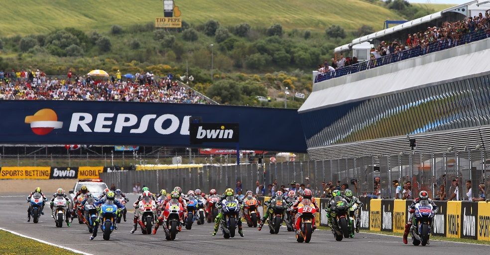 Pilotos de MotoGP tomando la salida