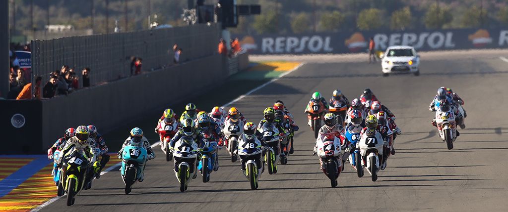 Pilotos de Moto3 corriendo en el FIM CEV Repsol en Cheste