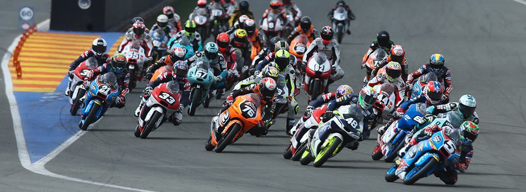 Pilotos de Moto3 corriendo en el FIM CEV Repsol en Cheste