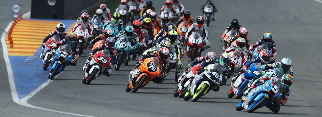 Pilotos de Moto3 corriendo en el FIM CEV Repsol en Cheste