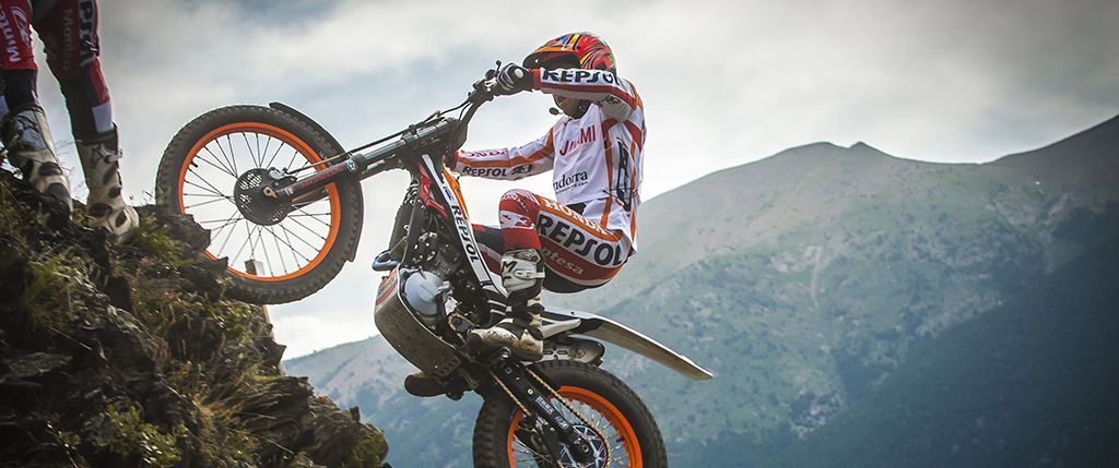 Takahisa Fujinami subiendo unas rocas con su moto