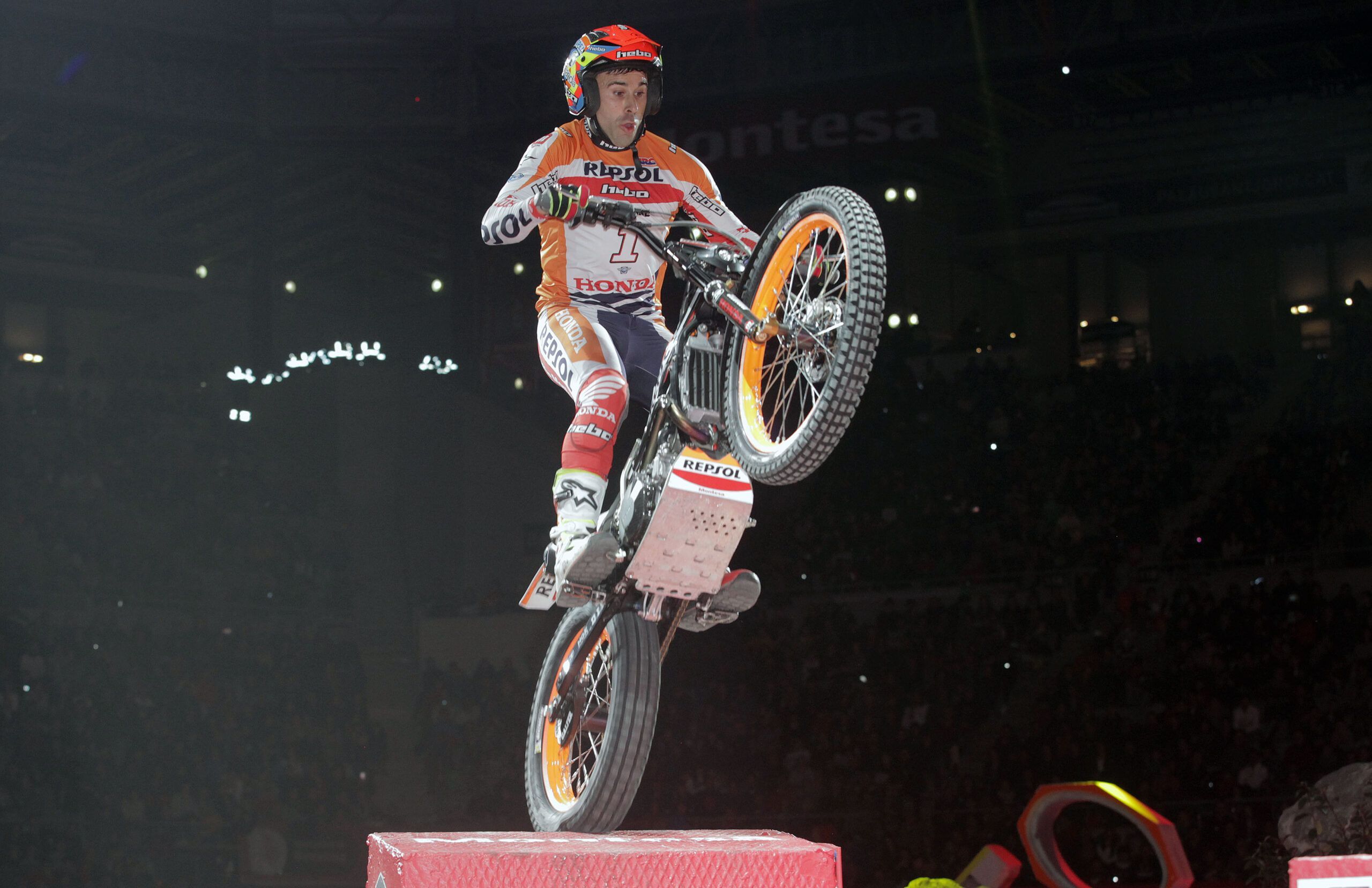 Toni Bou superando un obstáculo durante el X-Trial de Barcelona 2018