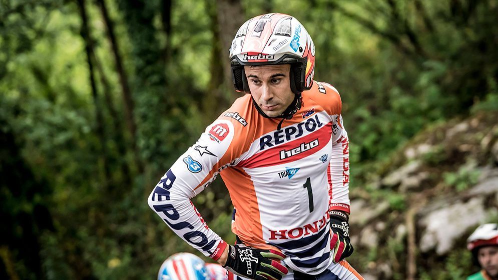 Toni Bou en indumentaria de piloto