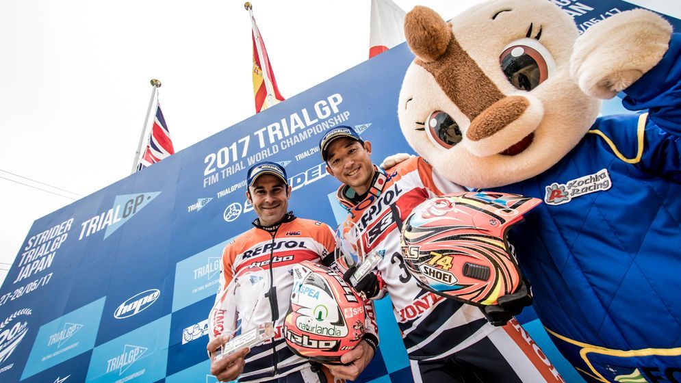 Toni Bou y Fujinami en podio con mascota de Motegi