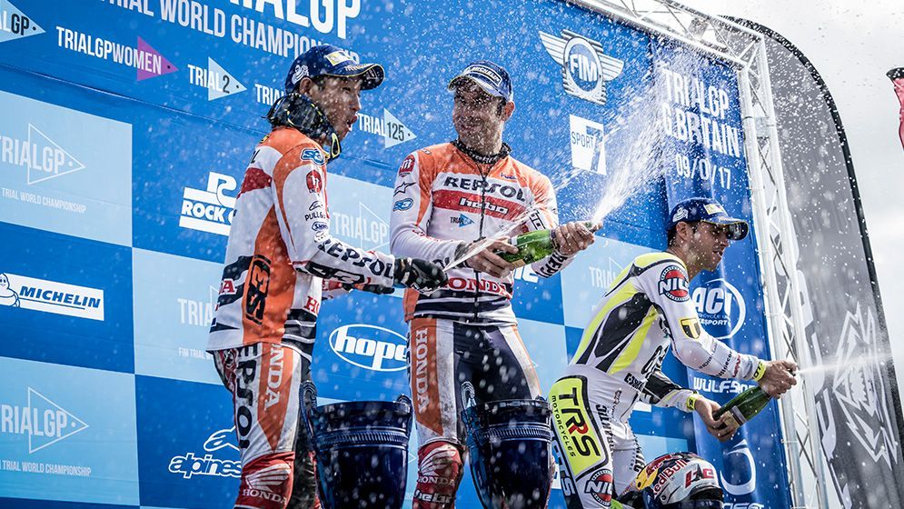 Toni Bou y Fujigas lanzando cava en podio