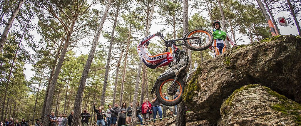 Toni Bou subiendo a una roca con la moto