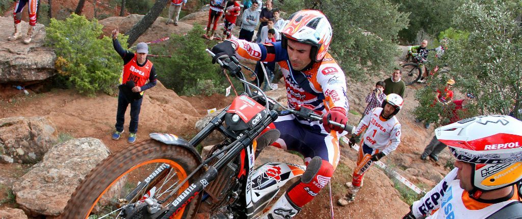 Toni Bou subiendo por una cuesta de tierra