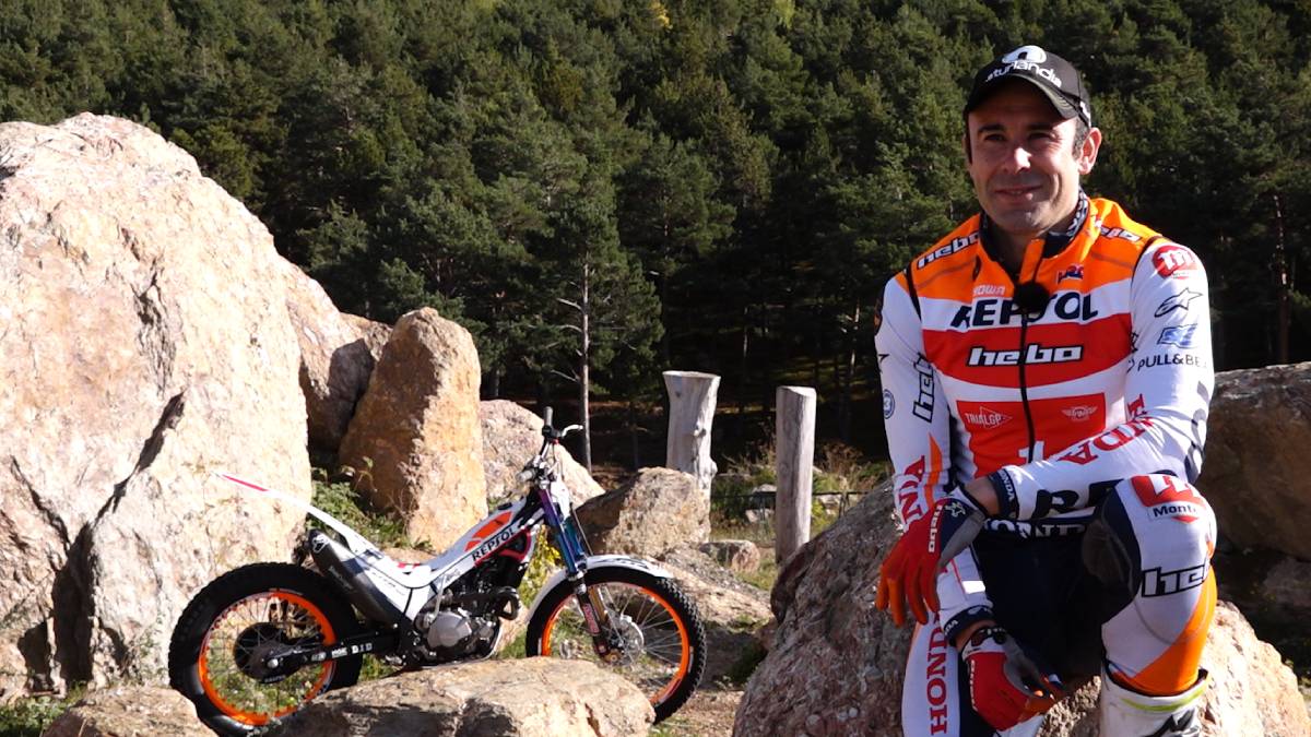 Toni Bou descansando junto a moto de trial