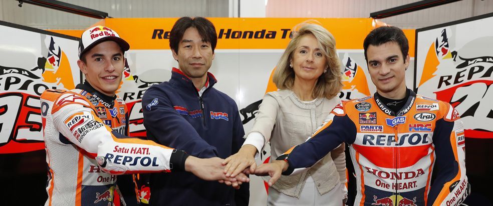 Marc Márquez, Dani Pedrosa, Begoña Elices de Repsol y Tetsuhiro Kuwata de HRC